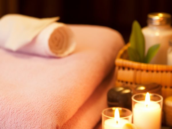 Massagehandtuch mit Kerzen und Duftölen zur vorbereitung auf die Breuss Massage